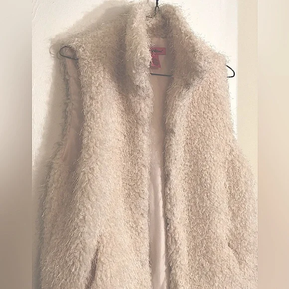 Betsey Johnson Faux Fur Off White Vest .Front Hook Eye Close and Pockets. Size M - Picture 3 of 13